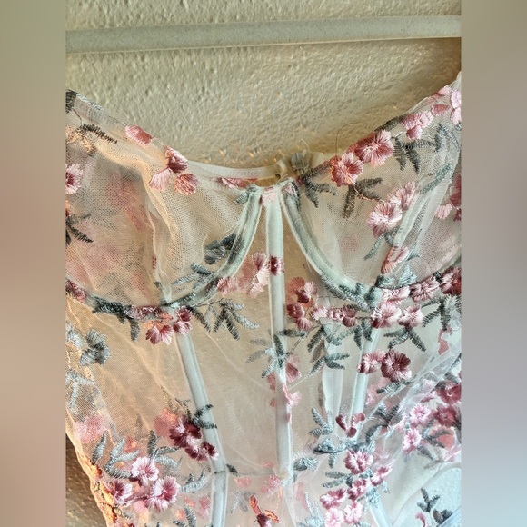 NWOT Sheer Floral Embroidered Mesh Puff Sleeve Bodysuit – Size Small - Picture 7 of 9